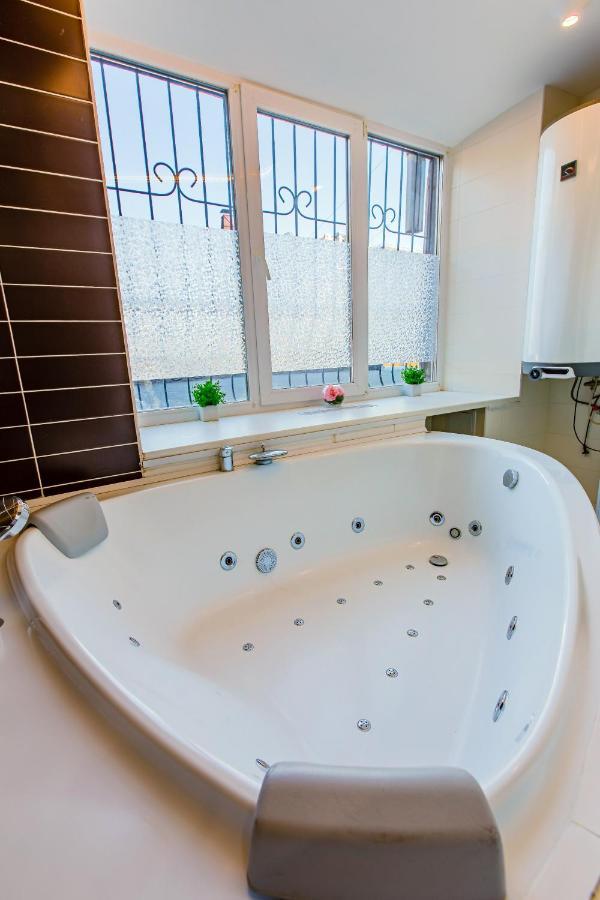 Big Jacuzzi , Sauna , Khreshchatyk Apartments Kiev Exteriör bild